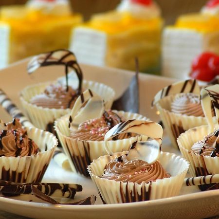 포춘 Jp 팰리스 호텔 마이소르 외부 사진 Chocolate desserts