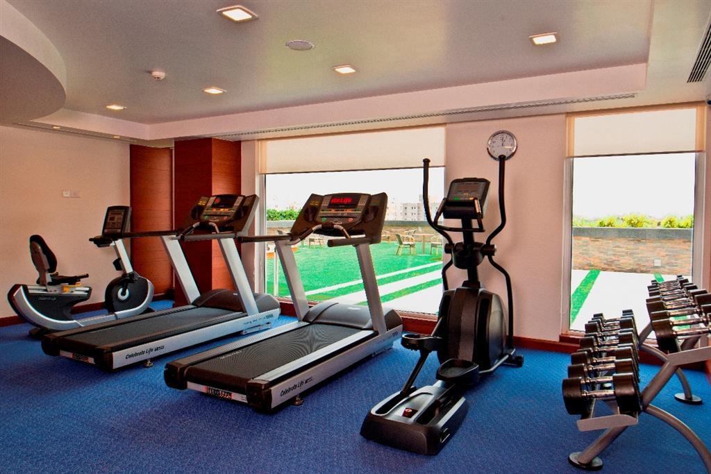 포춘 Jp 팰리스 호텔 마이소르 시설 사진 The gym at the hotel