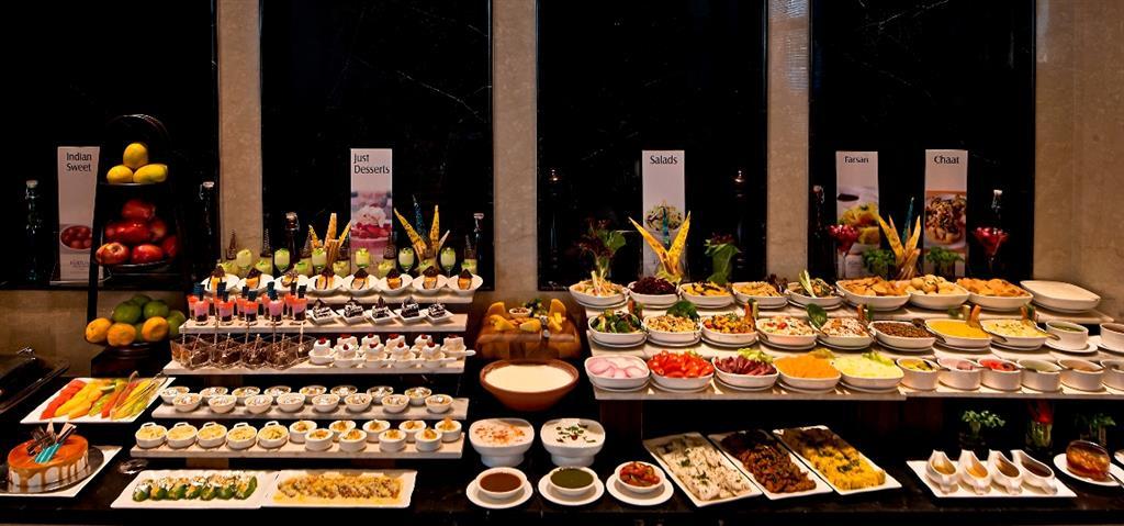 포춘 Jp 팰리스 호텔 마이소르 레스토랑 사진 A buffet at a hotel