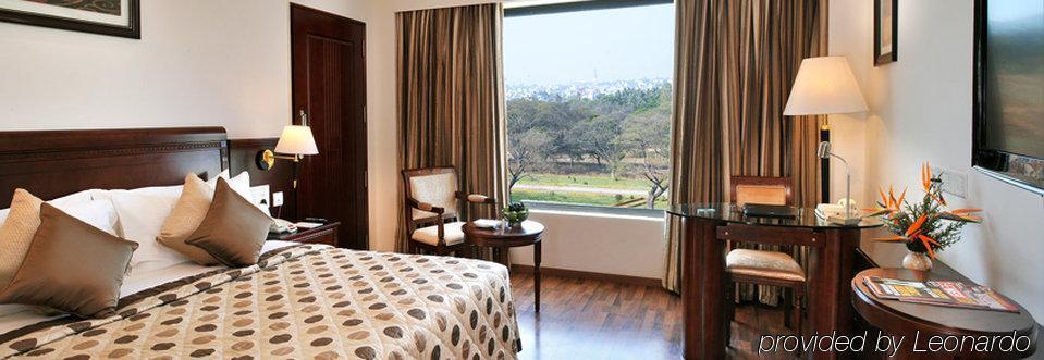 포춘 Jp 팰리스 호텔 마이소르 객실 사진 A room at the Taj Bengal