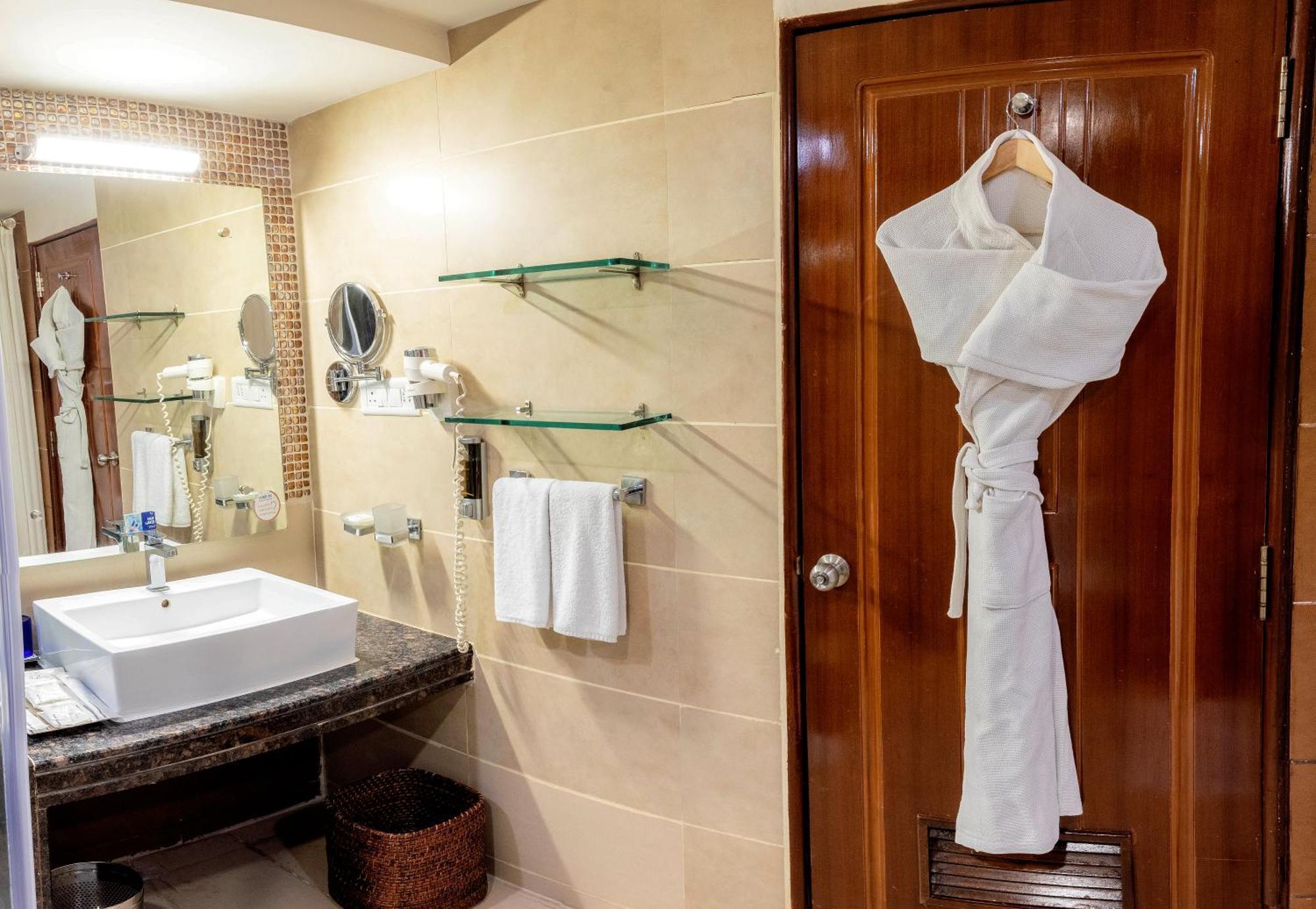 포춘 Jp 팰리스 호텔 마이소르 외부 사진 A bathrobe hanging on a door