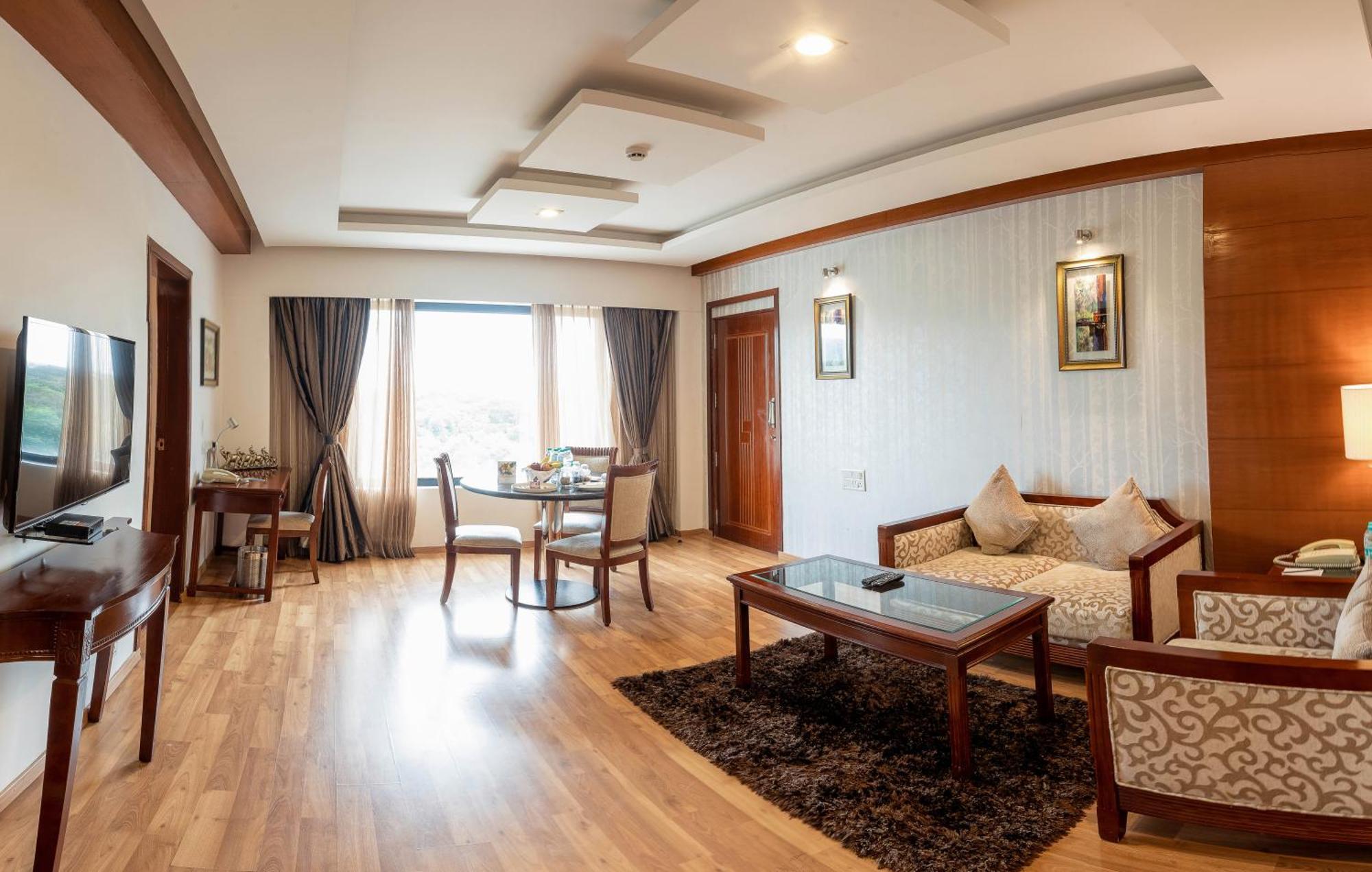 포춘 Jp 팰리스 호텔 마이소르 외부 사진 Suite room at the hotel
