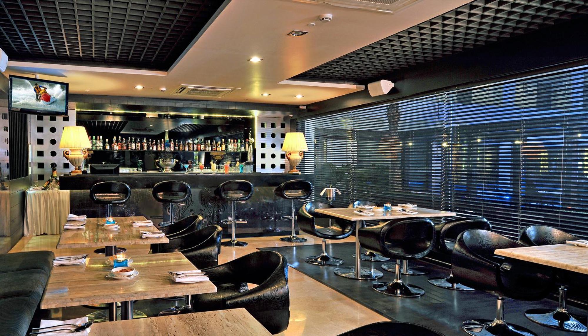 포춘 Jp 팰리스 호텔 마이소르 외부 사진 Interior of the restaurant