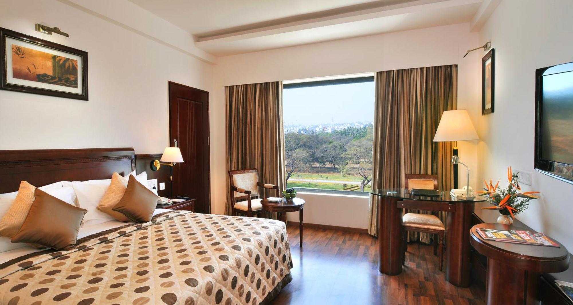 포춘 Jp 팰리스 호텔 마이소르 외부 사진 A room at the Taj Bengal