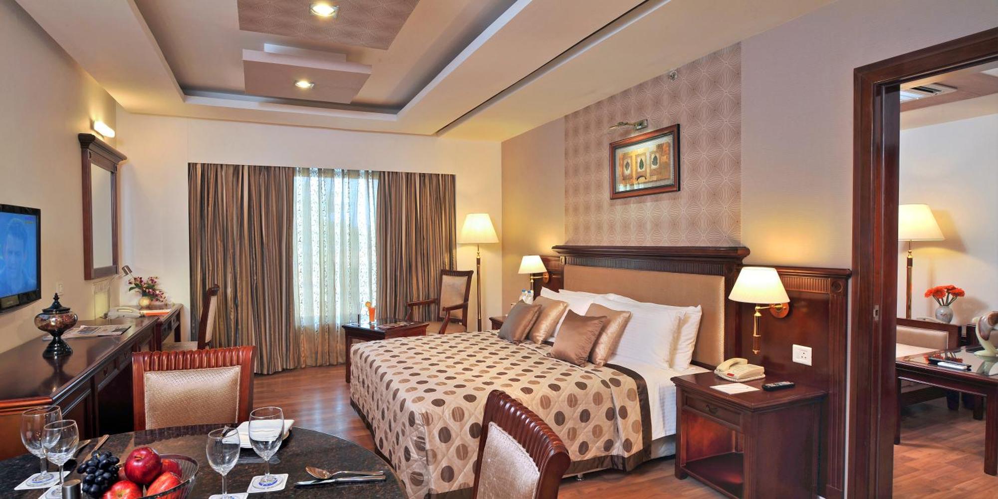 포춘 Jp 팰리스 호텔 마이소르 외부 사진 A room at the Taj Bengal