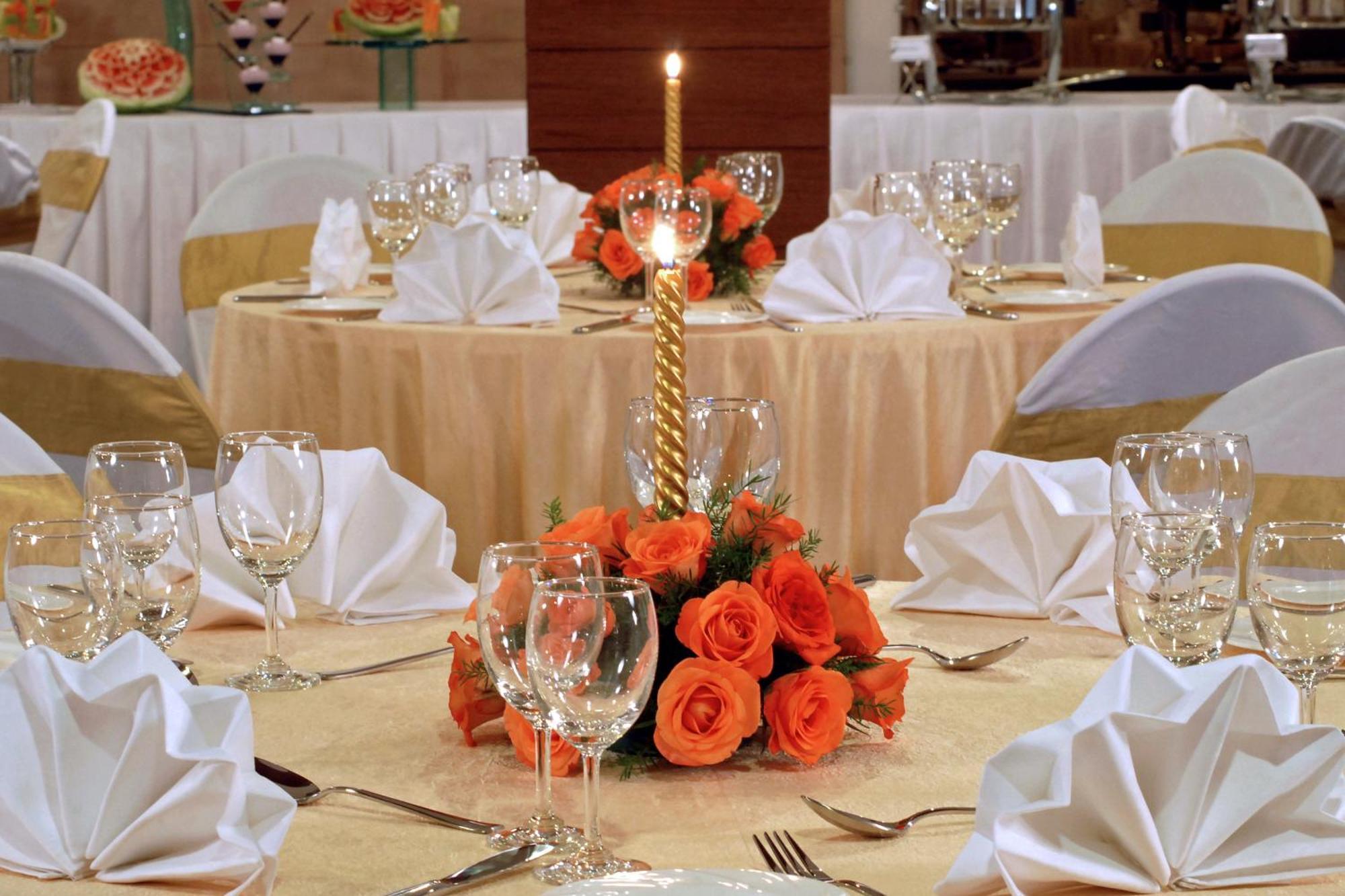 포춘 Jp 팰리스 호텔 마이소르 외부 사진 A table set for a formal dinner