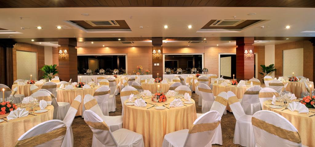 포춘 Jp 팰리스 호텔 마이소르 외부 사진 The Royal, a banquet hall at the hotel
